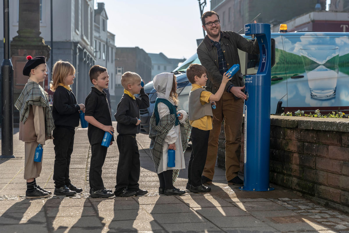 Youngsters paid tribute to one of Dumfries’ most celebrated former residents when they unveiled a new water refill tap in the town.